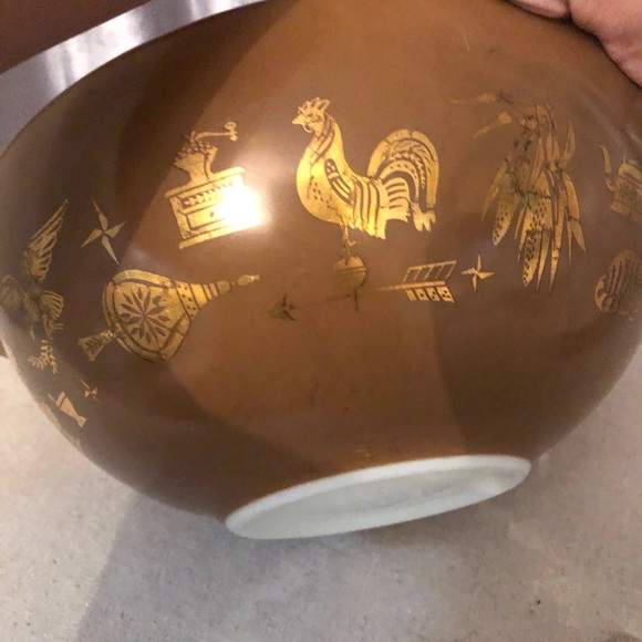 Large Pyrex bowl with gold farm accents - Picture 2 of 5
